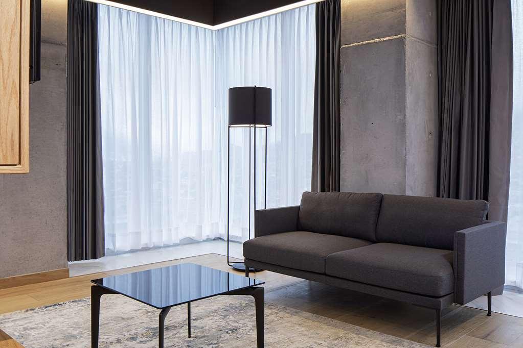 Galeria Plaza Monterrey Hotel Ruang foto A floor lamp