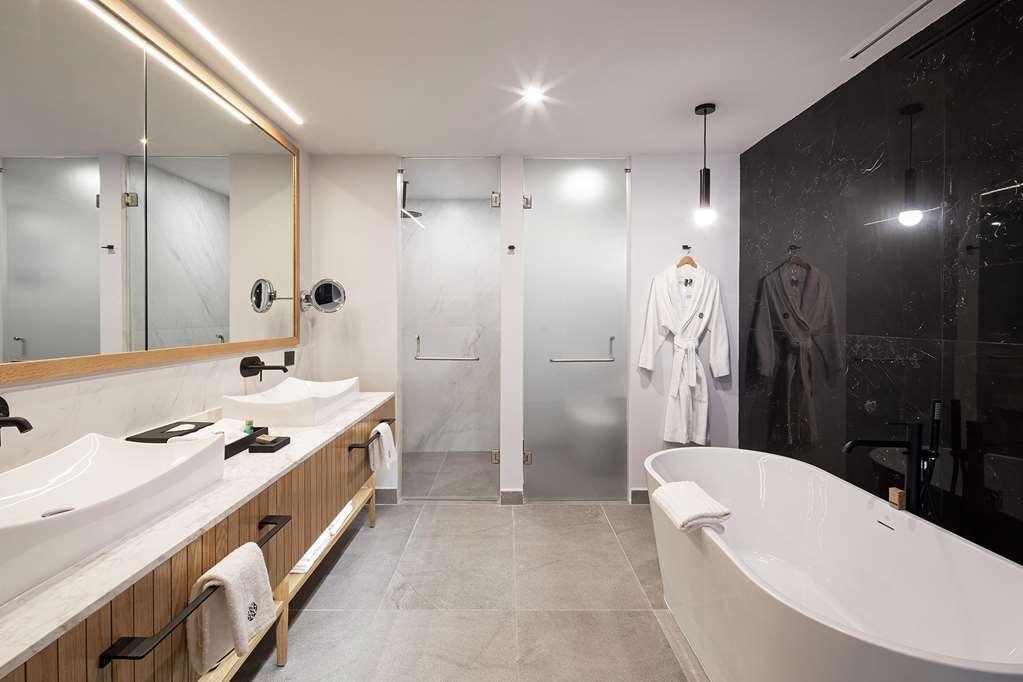 Galeria Plaza Monterrey Hotel Bagian luar foto Bathroom