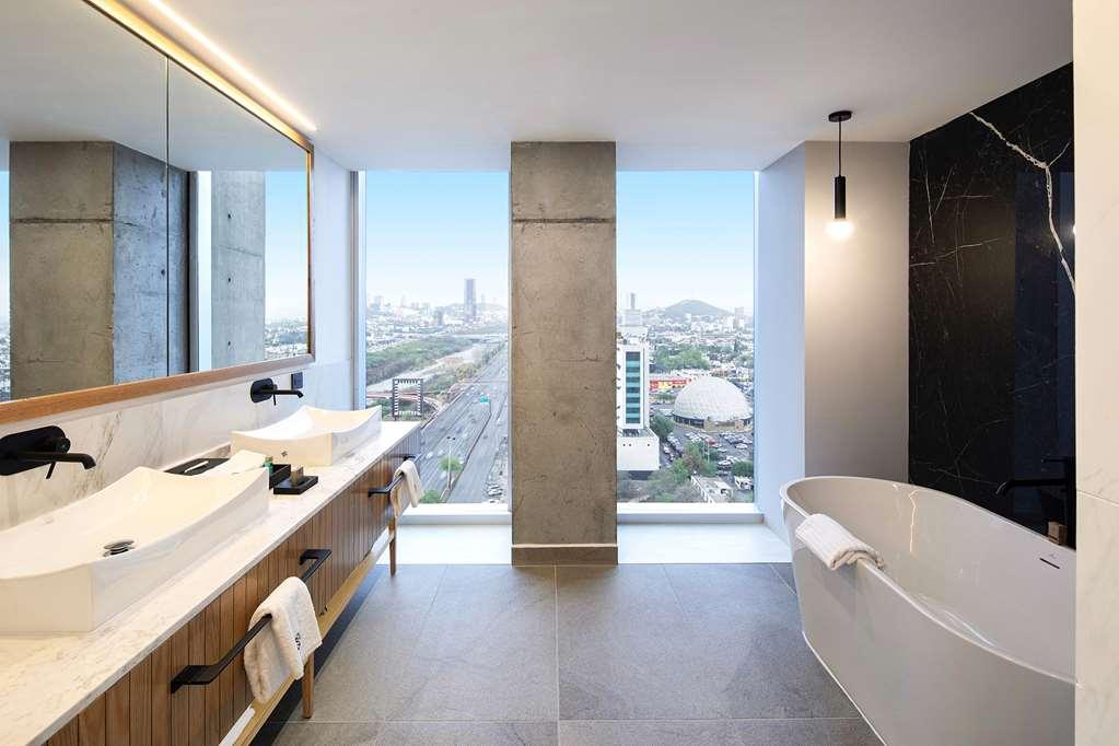 Galeria Plaza Monterrey Hotel Bagian luar foto Bathroom