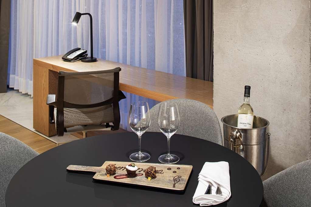 Galeria Plaza Monterrey Hotel Bagian luar foto A wine and cheese plate