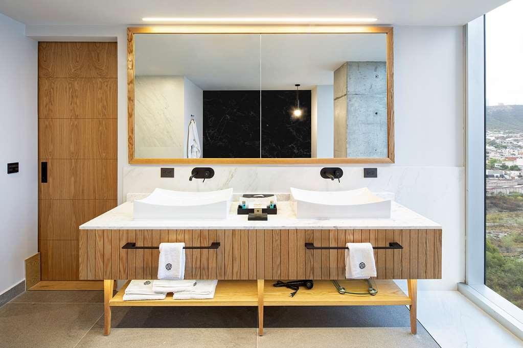 Galeria Plaza Monterrey Hotel Bagian luar foto Bathroom