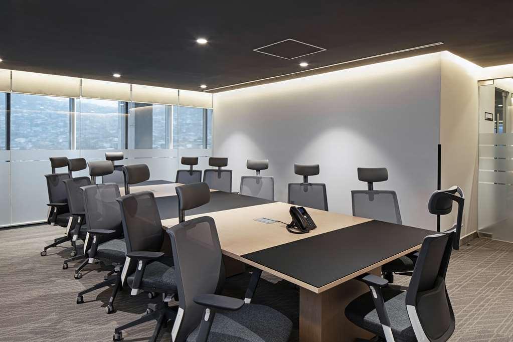 Galeria Plaza Monterrey Hotel Fasilitas foto A typical meeting room