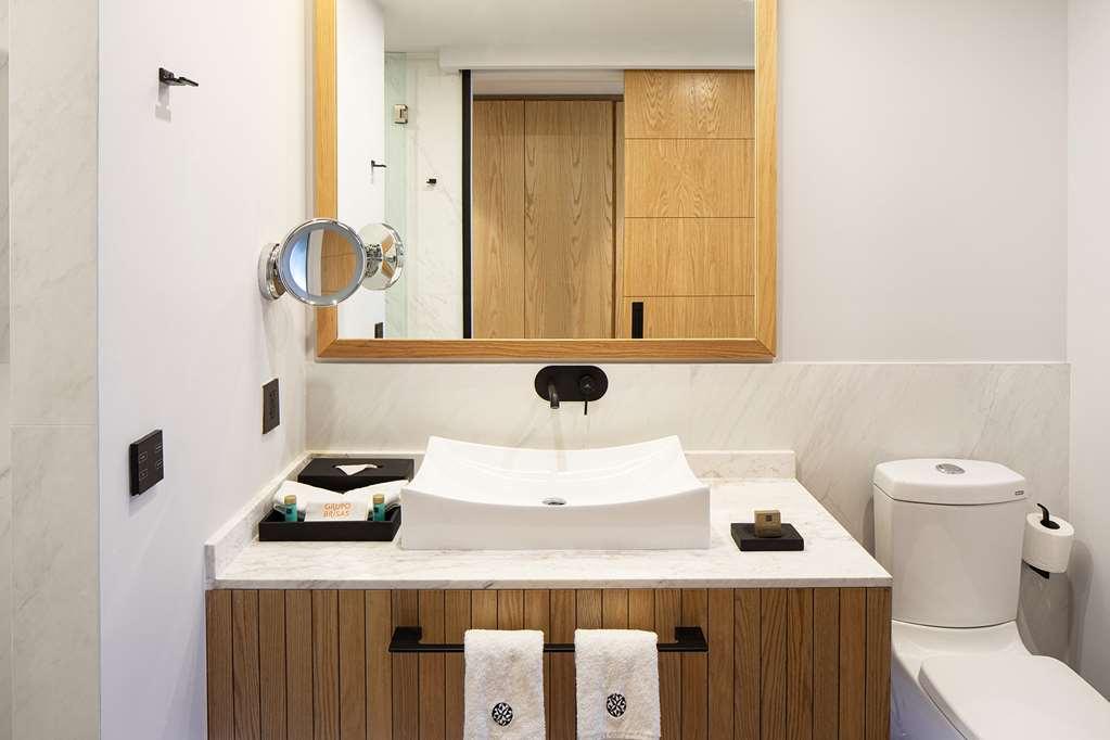 Galeria Plaza Monterrey Hotel Bagian luar foto Bathroom