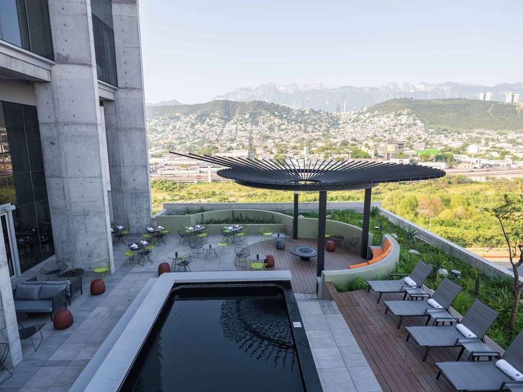 Galeria Plaza Monterrey Hotel Fasilitas foto Rooftop pool at the hotel