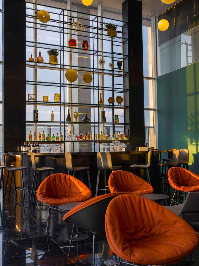 Galeria Plaza Monterrey Hotel Restoran foto The bar at the 101 lounge