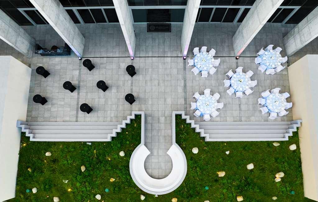 Galeria Plaza Monterrey Hotel Bagian luar foto The courtyard of the museum