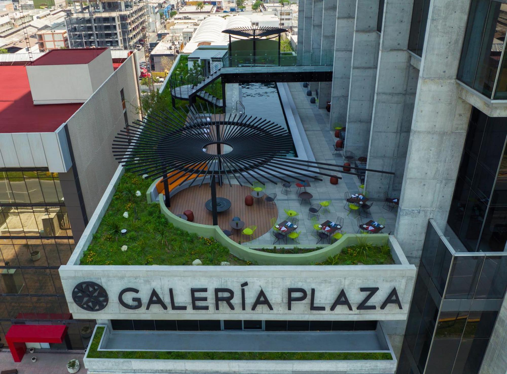 Galeria Plaza Monterrey Hotel Bagian luar foto Rooftop of the shopping mall