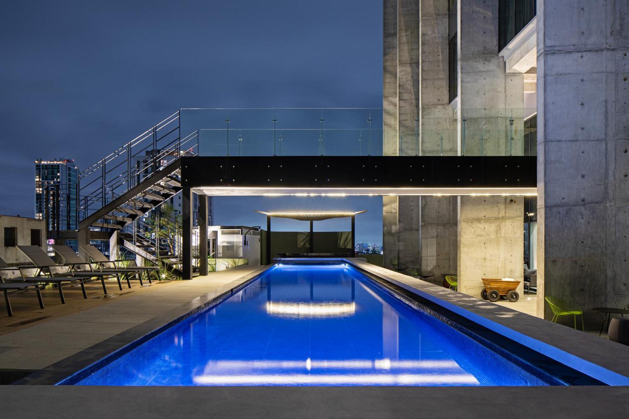 Galeria Plaza Monterrey Hotel Bagian luar foto The pool at the rooftop of the building