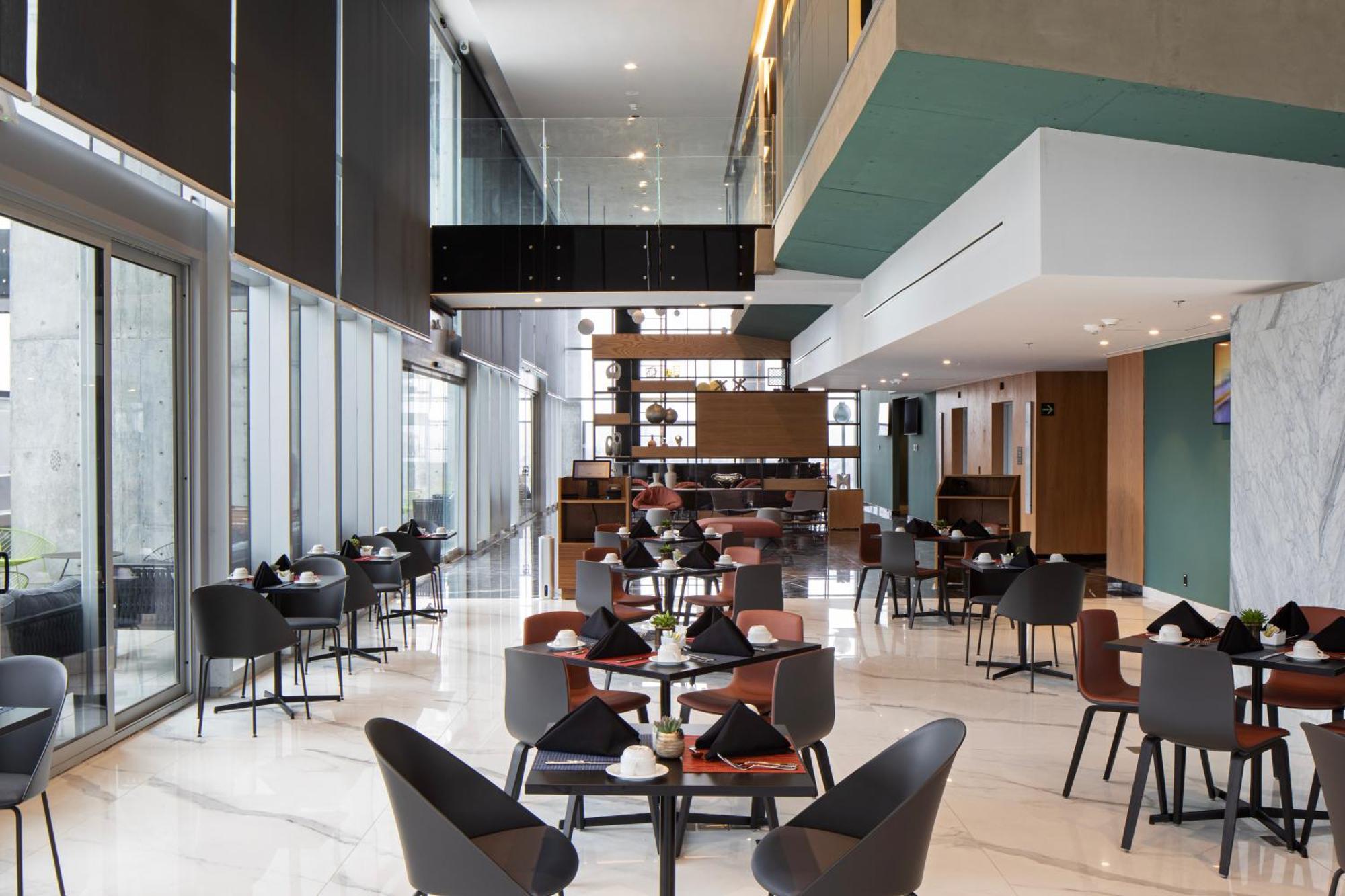 Galeria Plaza Monterrey Hotel Bagian luar foto The lounge at the airport