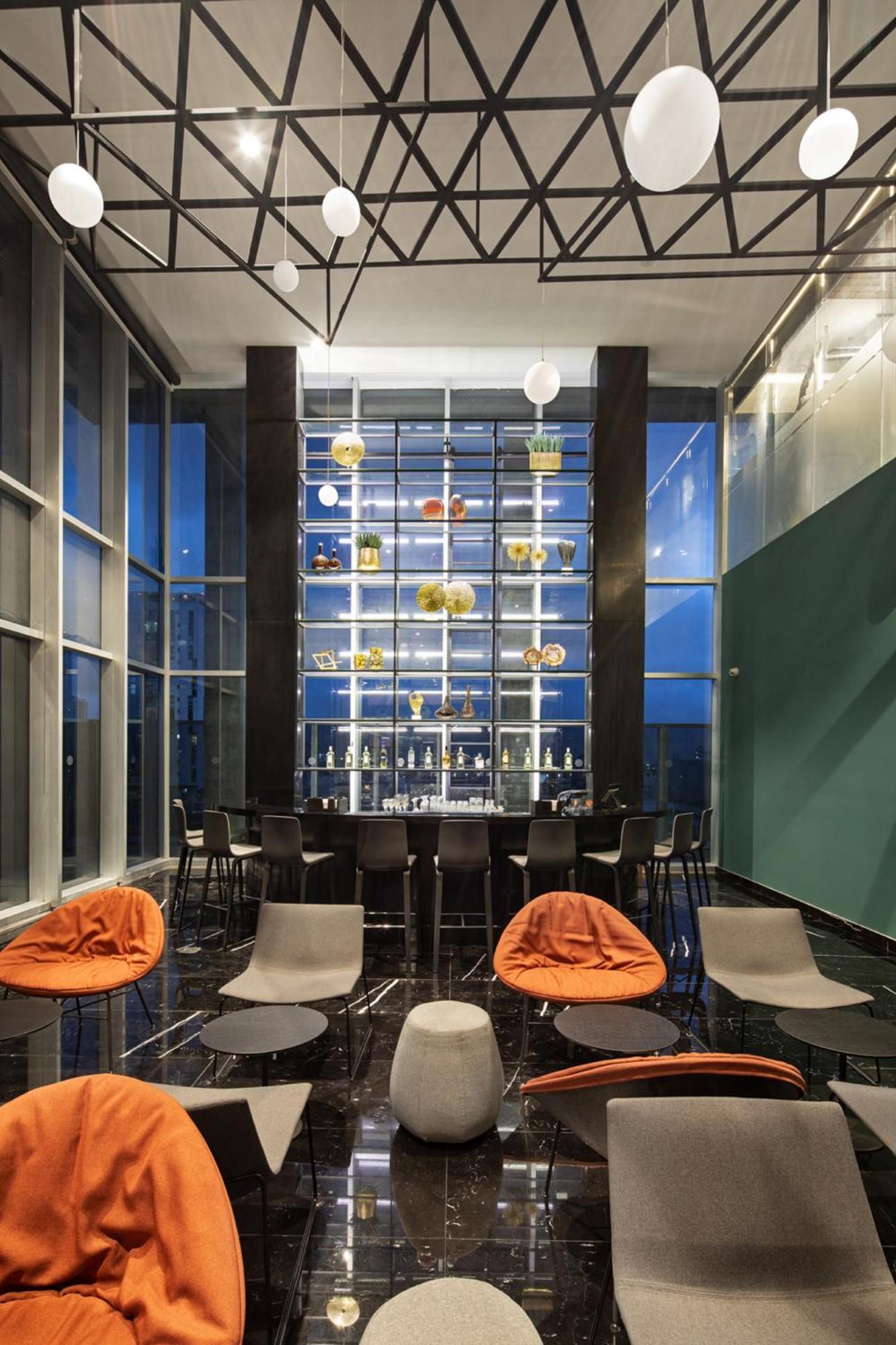 Galeria Plaza Monterrey Hotel Bagian luar foto The bar at the 10th floor