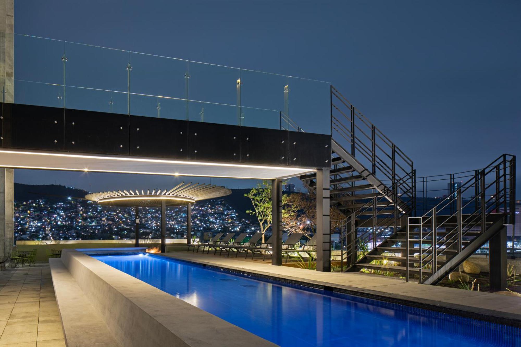 Galeria Plaza Monterrey Hotel Bagian luar foto Rooftop pool at the hotel