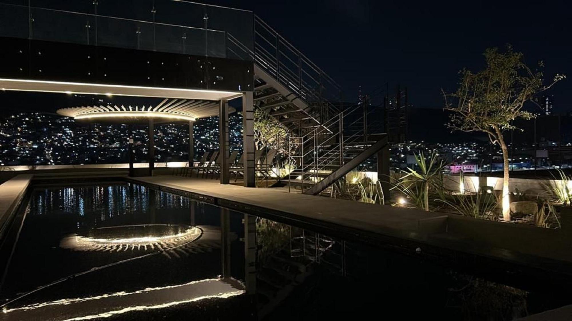 Galeria Plaza Monterrey Hotel Bagian luar foto The rooftop of the hotel